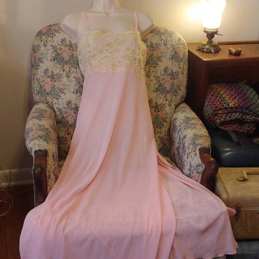 Vintage 90s Victoria's Secret pink negligee